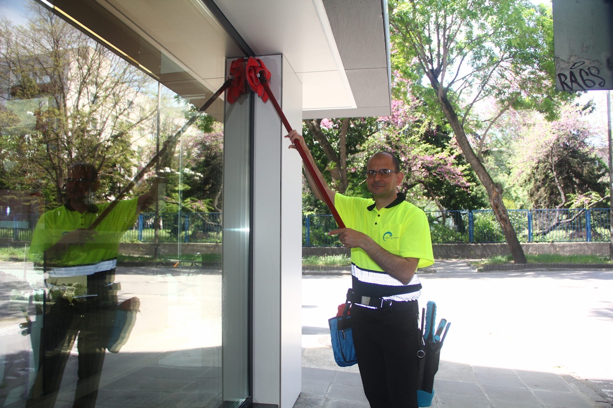 Чистене на прозорци и стъкла Чистене на прозорци и стъкла