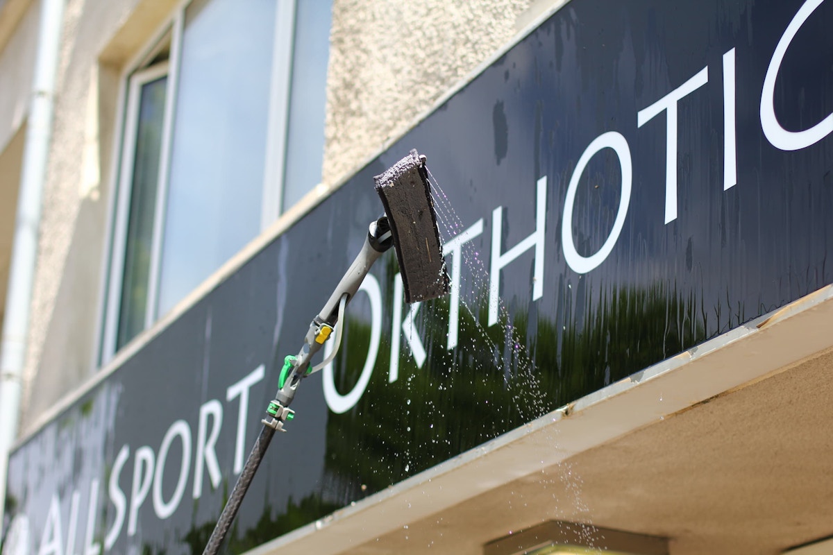 Професионално почистване на витрини и фасади Професионално почистване на витрини и фасади