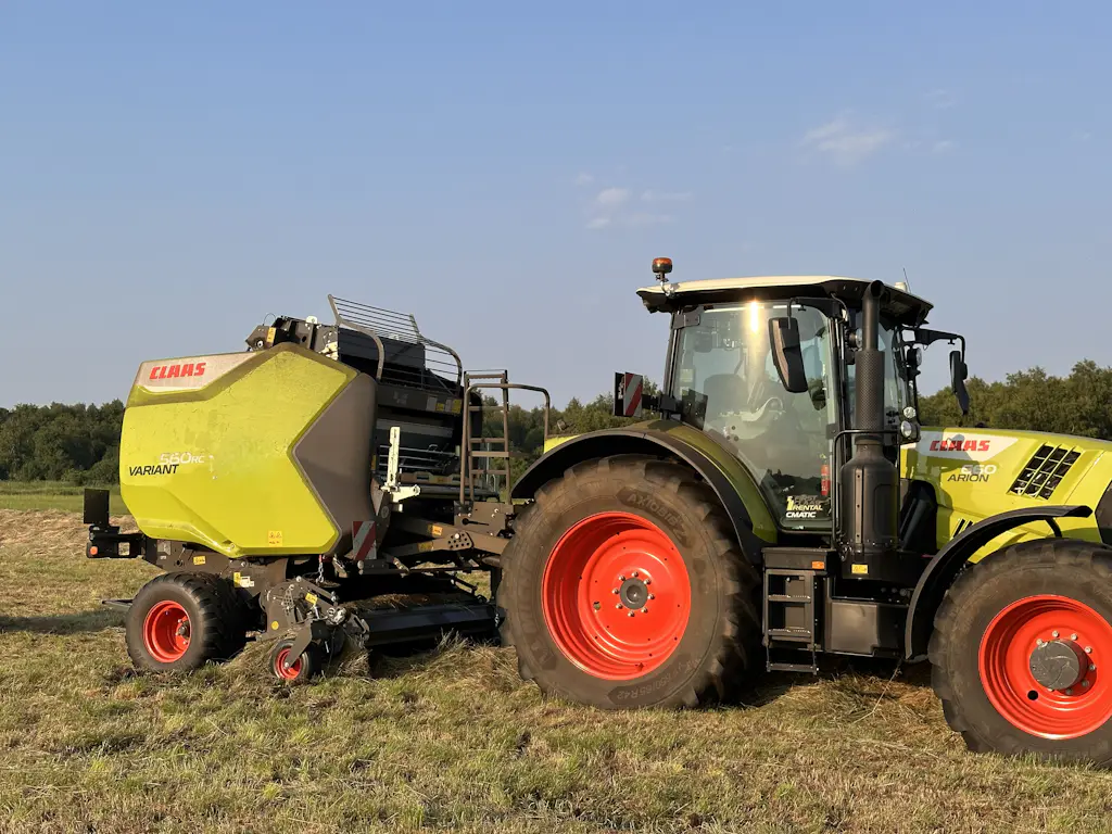 Prasowanie siana prasą Claas Variant