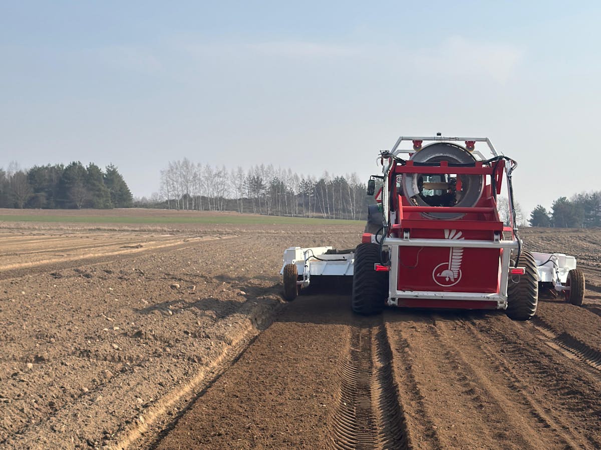 precyzyjnie i dokładne działanie maszyny do zbierania kamieni Husarya. Po przejeździe powierzchnia pola nie ma głębokich bruzd. usuwanie kamieni maszyną Husarya
