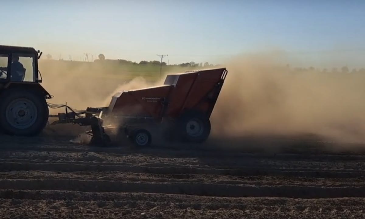 Usuwanie kamieni z pola maszyną Kongdskilde Kongskilde Stonebear SB5200